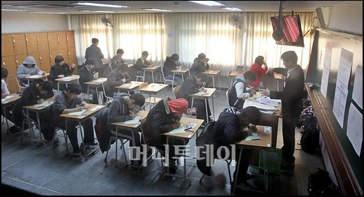 매년 변하지 않는 수능날 모습 | 인스티즈