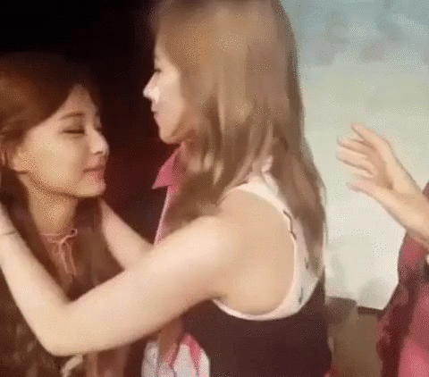 [트와이스] 쯔위 생일선물로 단체로 뽀뽀해주는 언니들 | 인스티즈