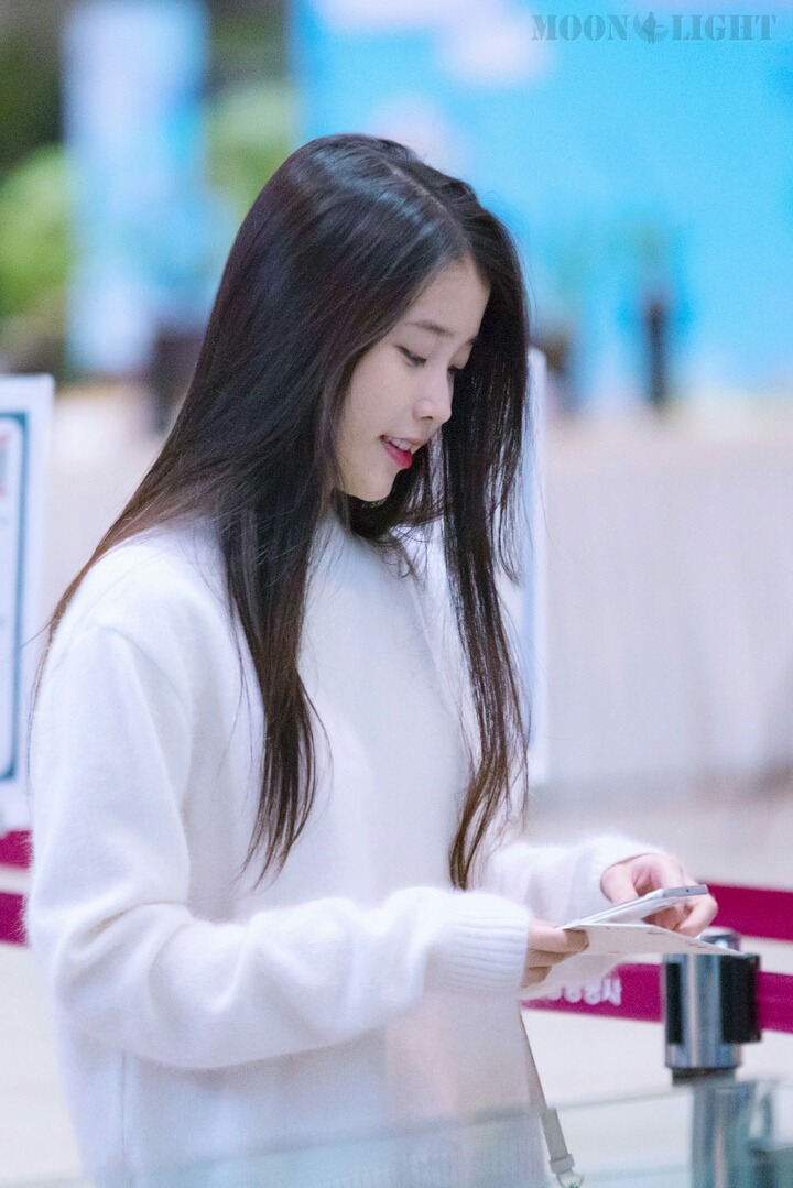 아이유 흰 니트 • 청바지 코디.jpg | 인스티즈