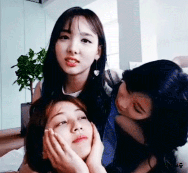 맴버들한테 뽀뽀해대는 사나 | 인스티즈