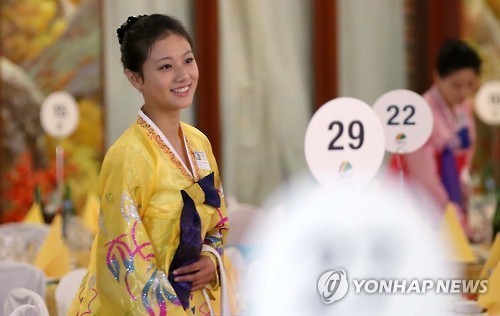 이산가족 상봉을 준비하는 북측 종업원 중 한 분 | 인스티즈