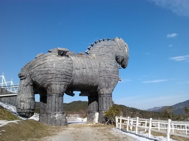 전북 장수군 어느 목장위에 서있는 거대한 트로이 목마의 위엄 | 인스티즈