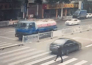 물에 젖기 싫었던 여자(사고 주의).gif | 인스티즈