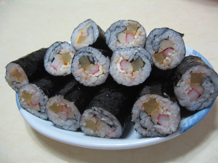 정말 끊임없이 들어가는 김밥.jpg | 인스티즈