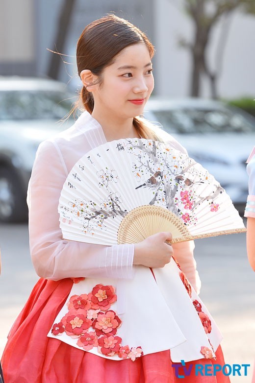뮤비의상 입고 출근한 트와이스 | 인스티즈