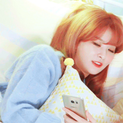 침대에 누워있는 슬기.gif | 인스티즈