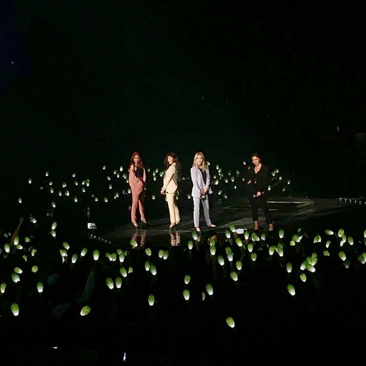 공연 중 동료의 머리카락이 손가락에 끼었을 때.gif | 인스티즈