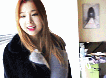 장난치는 솔지와 하니.gif | 인스티즈