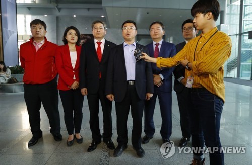 스브스 항의하러간 자유한국당의원들.jpg | 인스티즈