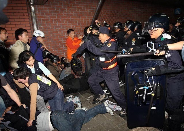 오랜만에 보는 베이징올림픽 성화봉송 중국인들 서울 난동사건 (한국 경찰의 태도) | 인스티즈