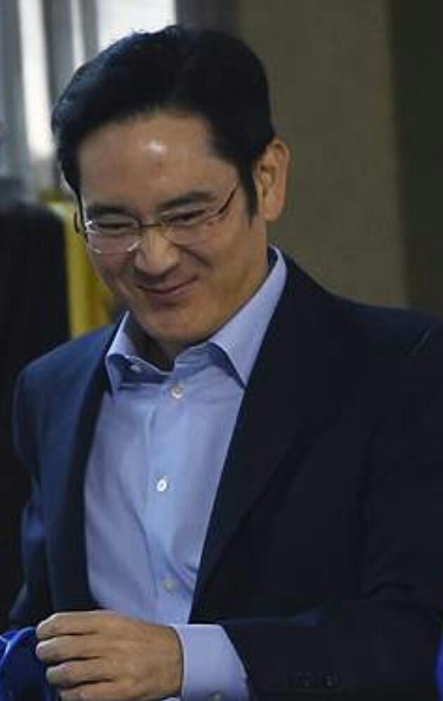 국정조사 때 이재용 표정.... | 인스티즈