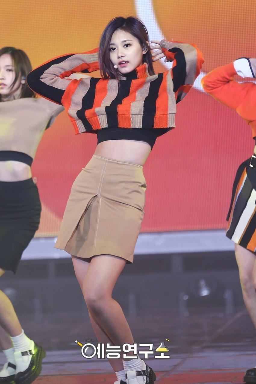 불편해하는 쯔위 | 인스티즈