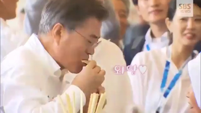 메밀전병을 빨리 먹고싶은 문재인 대통령.jpg | 인스티즈