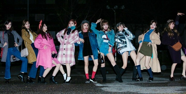 오늘 복고컨셉으로 출근한 트와이스 (우아한 미나리) | 인스티즈
