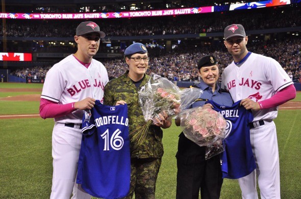 남들 다 보이게 운동장에 글자로 사랑고백하는 천조국 | 인스티즈