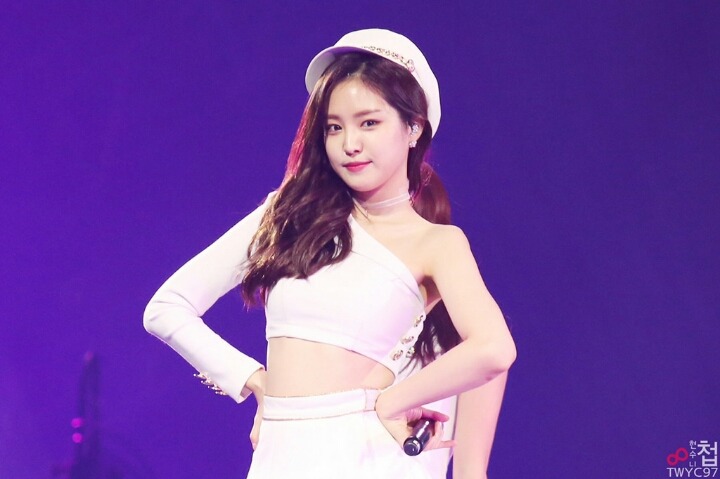 손나은의 어깨라인.jpgif | 인스티즈