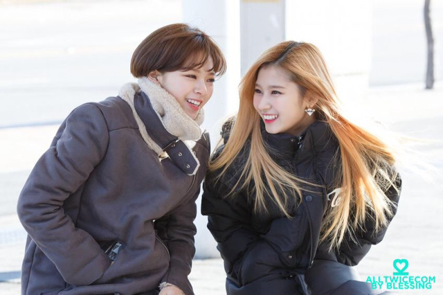 같은 장소 1년전 트와이스 사나와 1년후 사나 | 인스티즈
