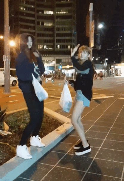 호주에서 신난 사나,모모.gif | 인스티즈