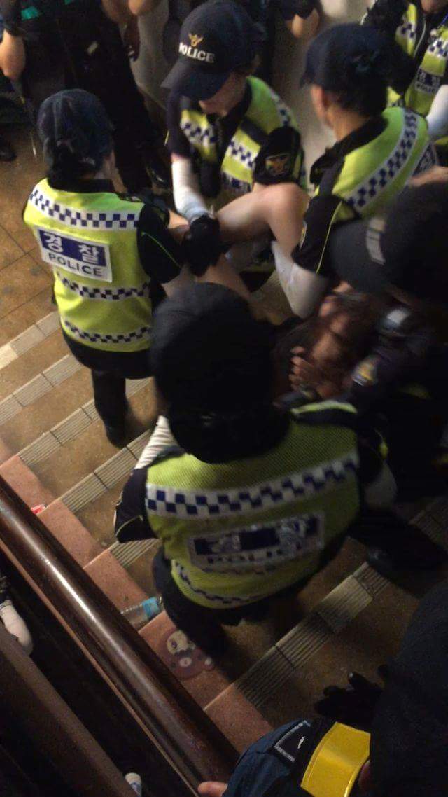 이화여대 미래라이프 반대 시위 경찰 투입 전후의 모습 및 미래라이프 반대자들에 대한 학교측과 교수들의 언급 +미래라이프사업에 대한 추가 설명 | 인스티즈