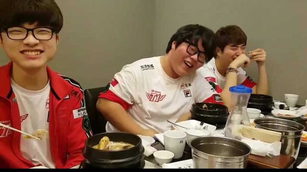 1라운드 마치고 회식하는 skt t1 선수들 | 인스티즈
