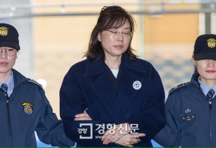 설날 푹 쉬고 특검에 출근한 조윤선 | 인스티즈