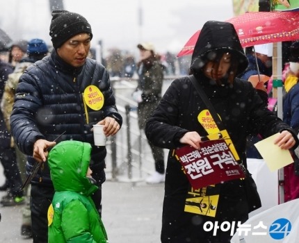 오늘자 첫눈이 내리는 5차 촛불집회 | 인스티즈