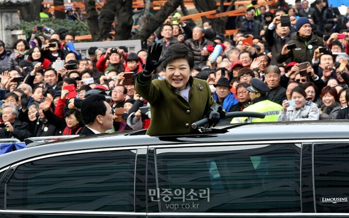 박근혜와 문재인의 카 퍼레이드 비교 | 인스티즈