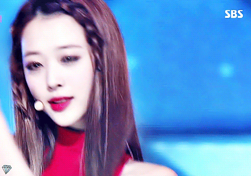 비슷한 포지션을 담당하는 걸그룹 내의 설리와 조이.gif | 인스티즈