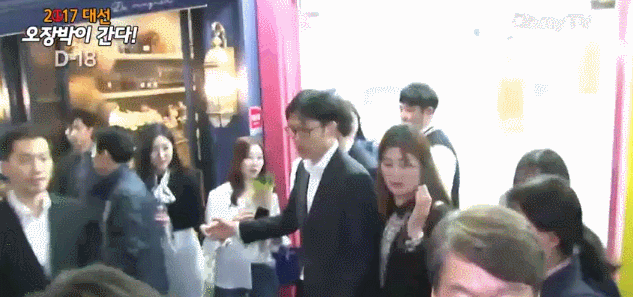 안철수와 꽃다발.GIF | 인스티즈