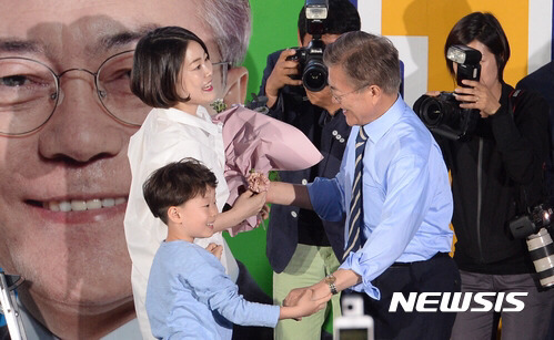 광화문 마지막 유세에서 딸 다혜씨에게 카네이션 받았던 문대통령 | 인스티즈
