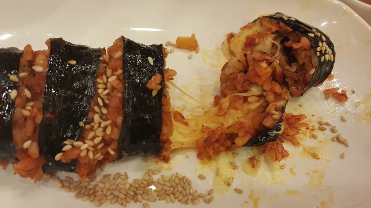 [김밥] 보편적인 치즈김밥에서 살짝 변형된 스타일을 가지고 있는 신전떡볶이의 치즈김밥 | 인스티즈
