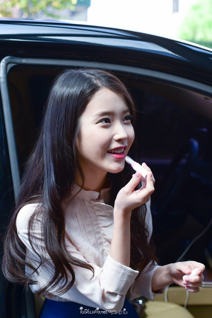 팬들앞에서 립스틱 광고찍는 아이유.jpg | 인스티즈