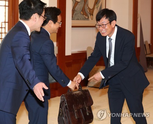 오늘 청와대에서 관심 끄는 김상조 위원장 가방 | 인스티즈