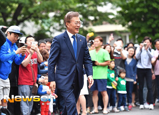 5/9 오전, 투표하는 문재인.jpg | 인스티즈