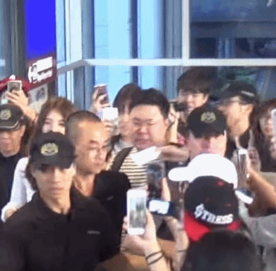 정신없는 공항에서 팬들 편지 가져가는 다정한 수지 | 인스티즈