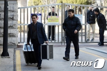 사저로 옮겨지는 박근혜 짐 | 인스티즈