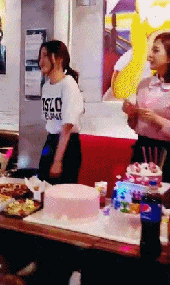 [에이핑크] 점점 흥이돋는 흥나은 깨방정춤 손나은.gif | 인스티즈