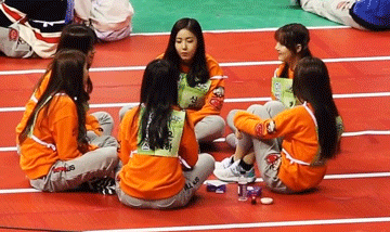[여자친구] 찰지게 엄지 패고 아닌척 깐족거리는 신비 | 인스티즈