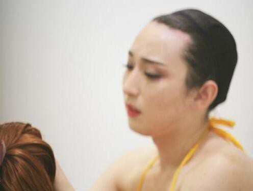 남성 관람객의 기습적인 키스를 받은 코스프레녀 | 인스티즈