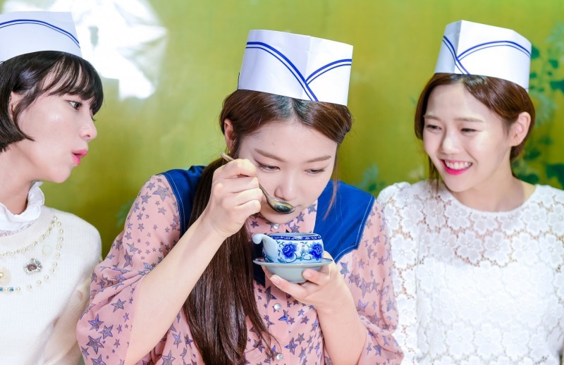 오마이걸 대만에서 만두 만들면서 찍은 사진들.JPG | 인스티즈