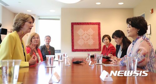 미국 워싱턴 노인복지센터에 방문한 김정숙 여사.jpg | 인스티즈
