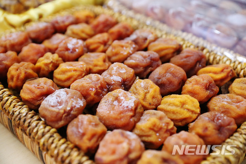 직접 만든 곶감 기자들에게 제공한 김정숙 여사.jpg | 인스티즈