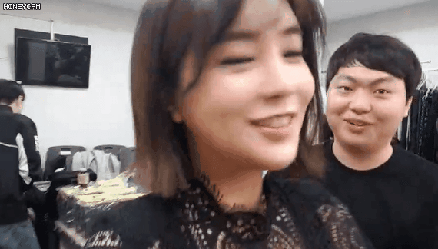 이제동과 사진찍고 행복해하는 여BJ..gif | 인스티즈