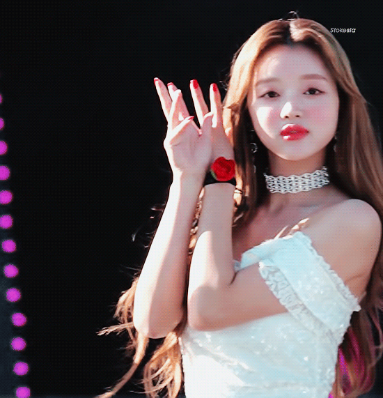 오마이걸 유아 오프숄더.gif | 인스티즈