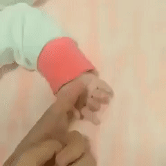 아기 손만 있으면 꼭 하는 거.gif | 인스티즈