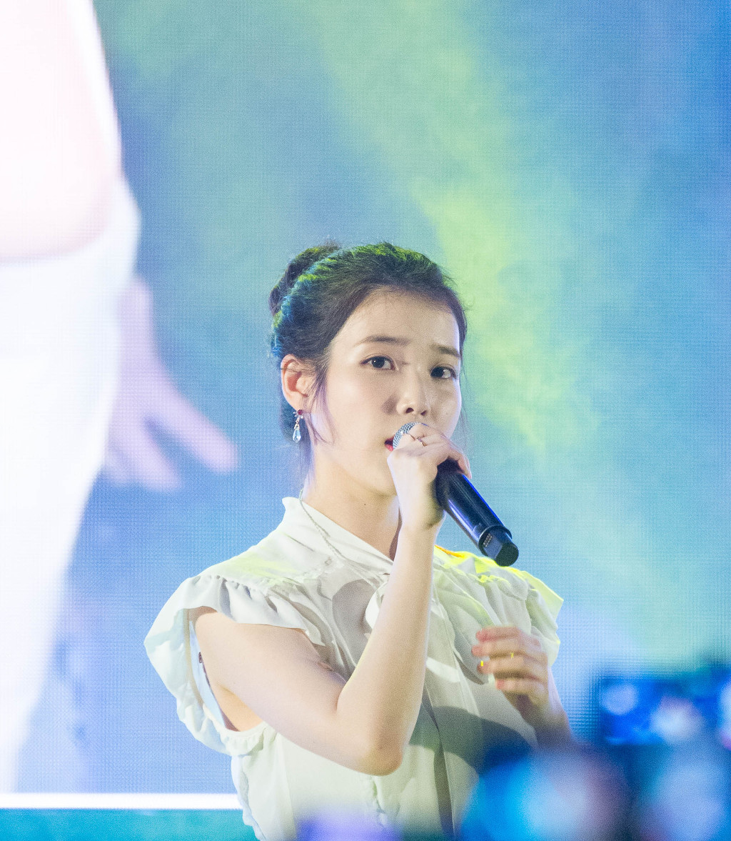180803 아이유 IU 라이브 해운대 하이트 feat.지은이 쏘주 원샷~ | 인스티즈