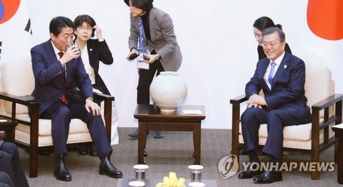 문재인 대통령과 아베.jpg | 인스티즈