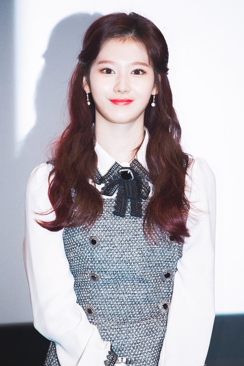 무대인사도는 배우 김사나양.gif | 인스티즈