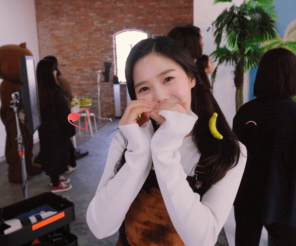 오마이걸 바나나 알러지 원숭이 자켓촬영 비하인드.gif | 인스티즈