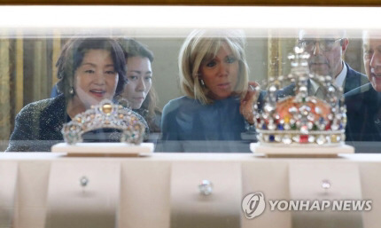 브리짓 마크롱 여사와 팔짱 끼고 가는 김정숙 여사.JPG | 인스티즈